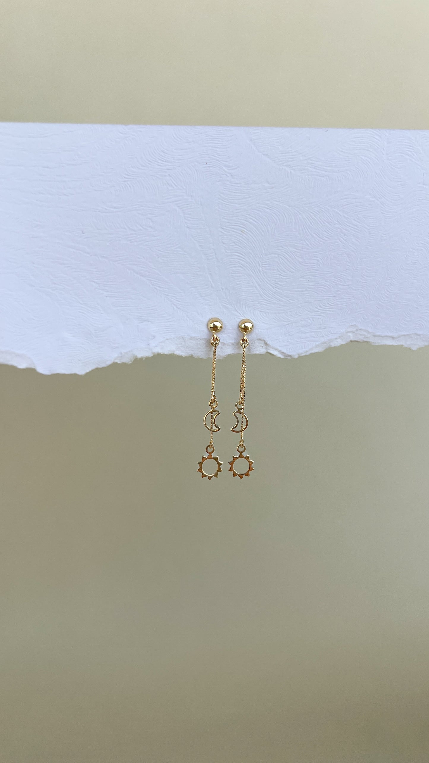 18 K Yellow Gold Dangle earring sun and moon shape